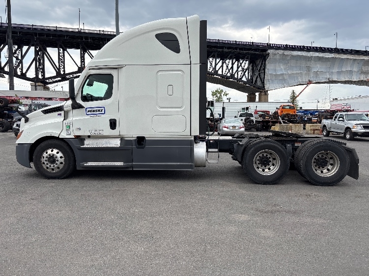2021 Freightliner Cascadia in Sturtevant, WI — photo 4
