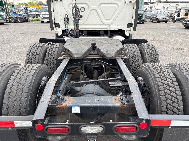 2021 Freightliner Cascadia in Sturtevant, WI — photo 6