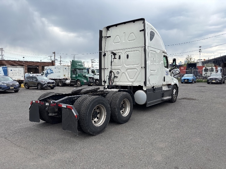 2021 Freightliner Cascadia in Sturtevant, WI — photo 7