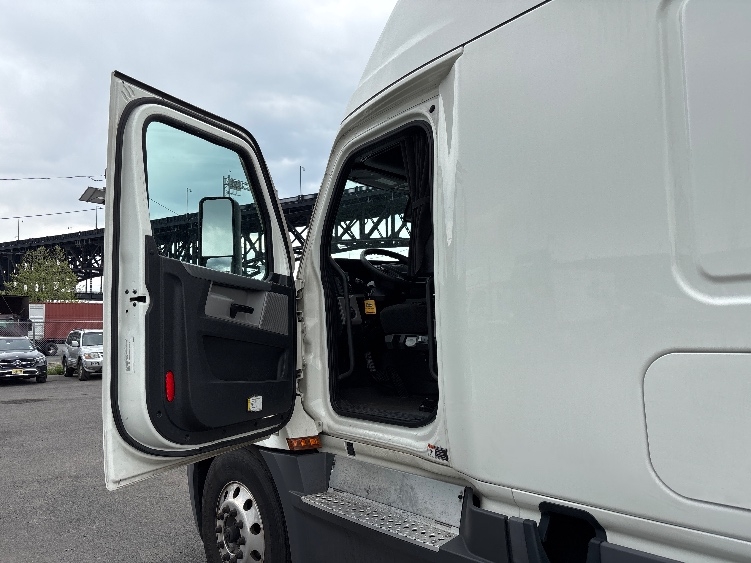 2021 Freightliner Cascadia in Sturtevant, WI — photo 9