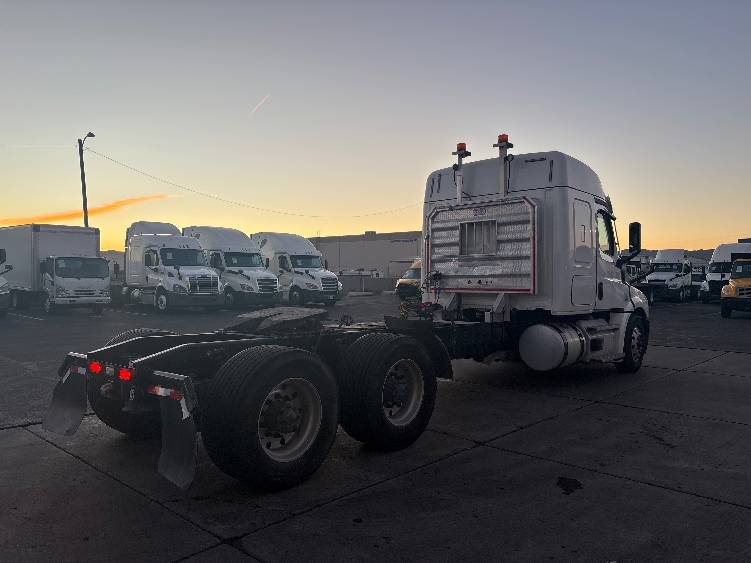 2020 Freightliner Cascadia in Phoenix, AZ — photo 7