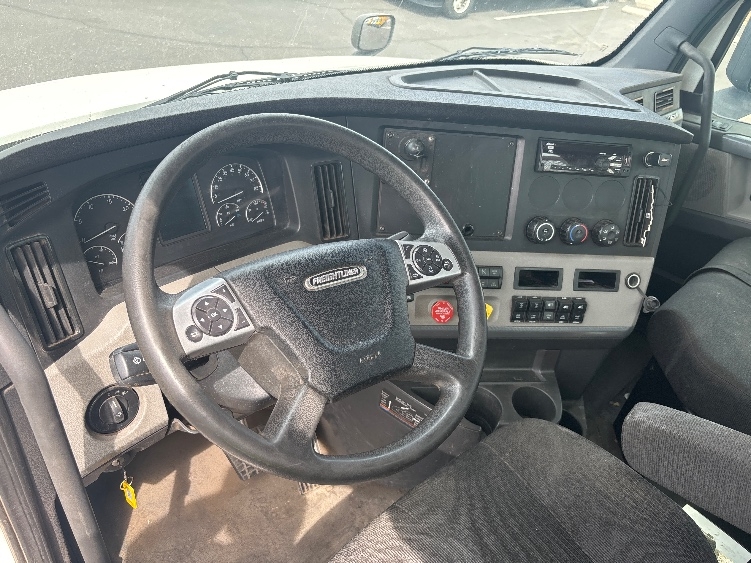 2020 Freightliner Cascadia in Phoenix, AZ — photo 10