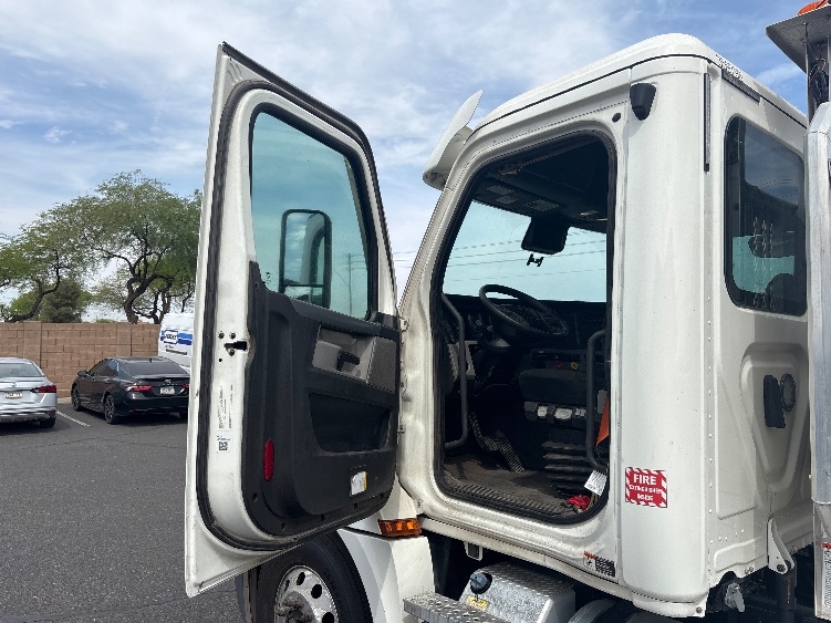 2020 Freightliner Cascadia in Phoenix, AZ — photo 9