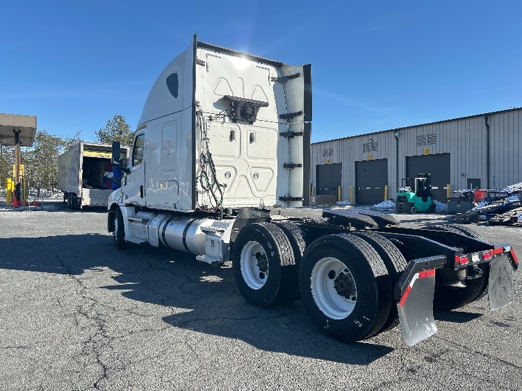2020 Freightliner Cascadia in Fredericksburg, VA — photo 5