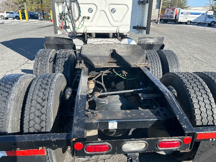 2020 Freightliner Cascadia in Fredericksburg, VA — photo 6