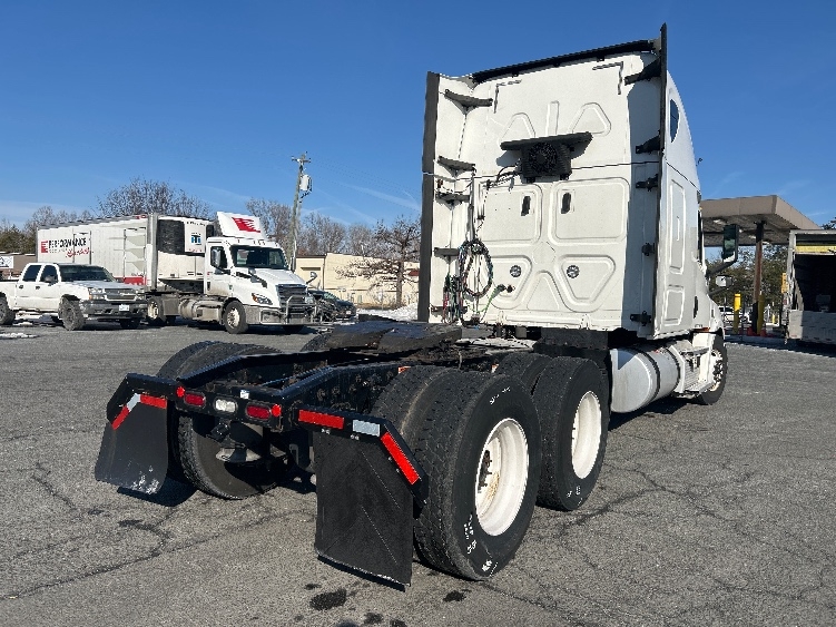 2020 Freightliner Cascadia in Fredericksburg, VA — photo 7