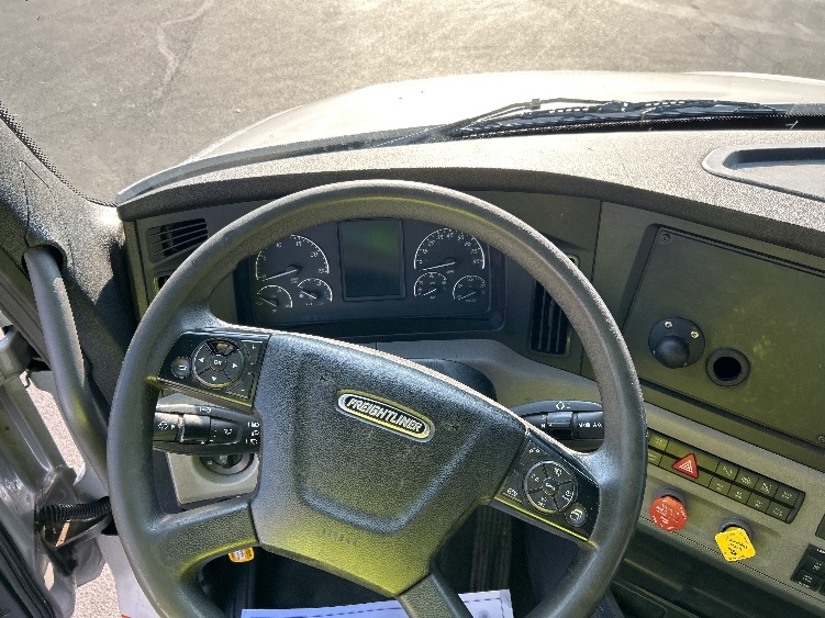 2020 Freightliner Cascadia in Piqua, OH — photo 10