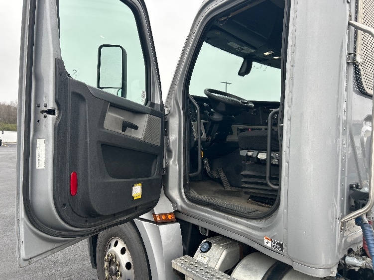 2020 Freightliner Cascadia in Piqua, OH — photo 9