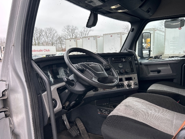 2020 Freightliner Cascadia in Piqua, OH — photo 10