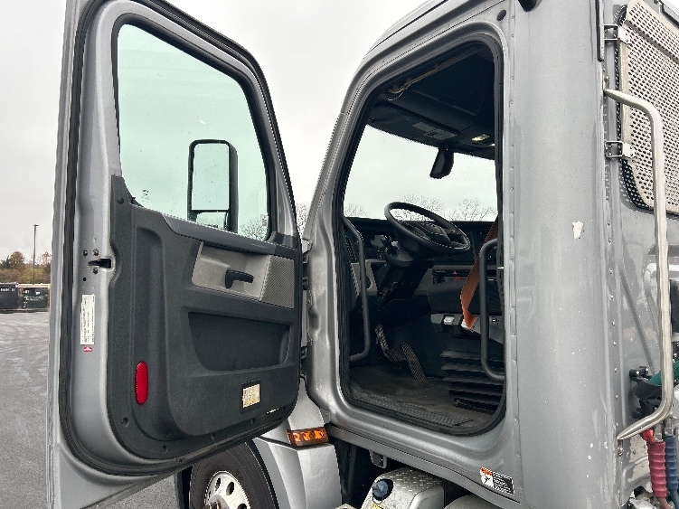2020 Freightliner Cascadia in Piqua, OH — photo 9