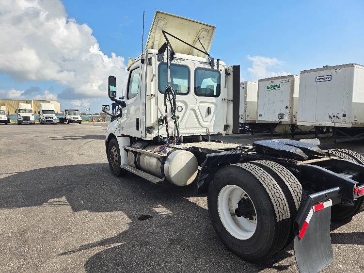 2020 Freightliner Cascadia in Pensacola, FL — photo 5