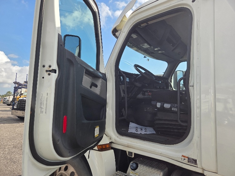 2020 Freightliner Cascadia in Pensacola, FL — photo 9
