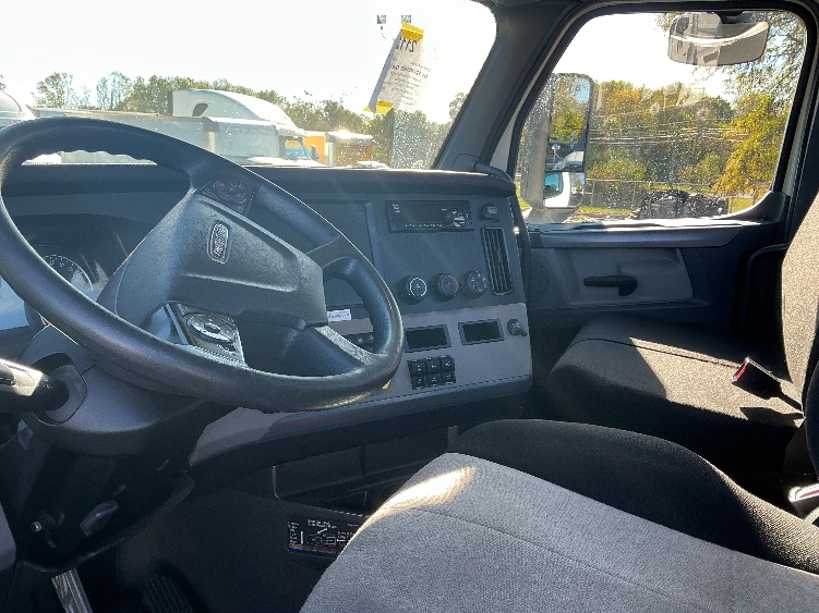 2020 Freightliner Cascadia in Lexington, KY — photo 10