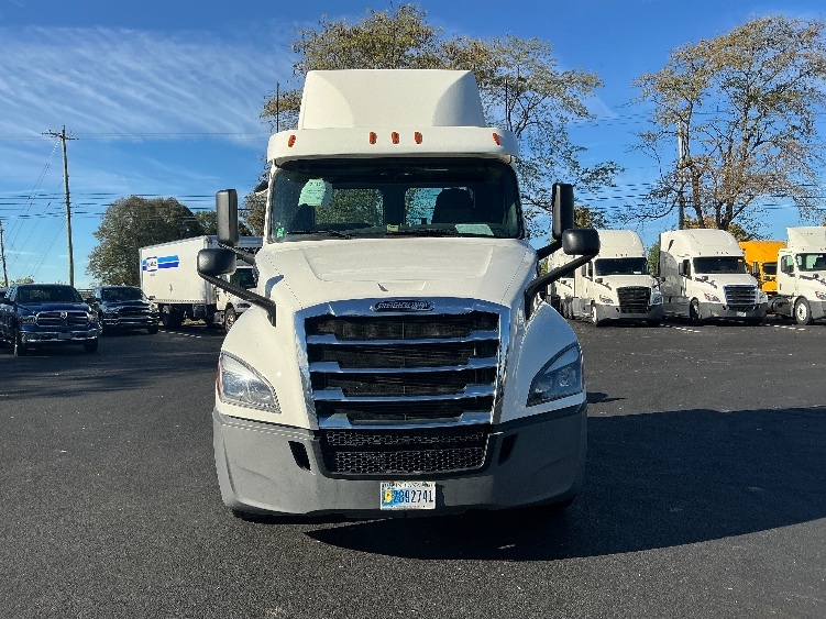 2020 Freightliner Cascadia in Lexington, KY — photo 2
