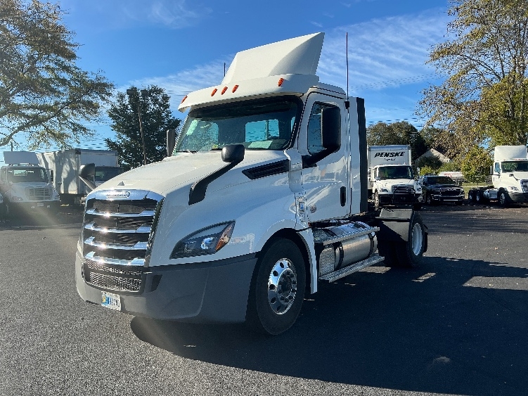 2020 Freightliner Cascadia in Lexington, KY — photo 3