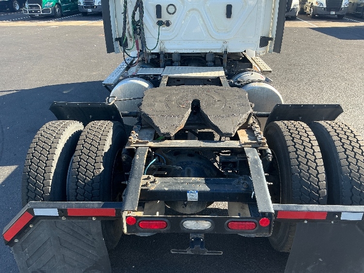 2020 Freightliner Cascadia in Lexington, KY — photo 6