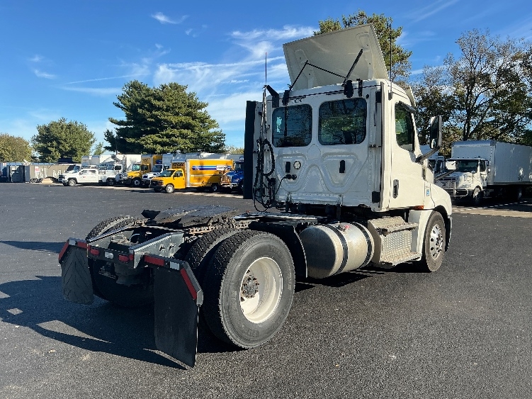 2020 Freightliner Cascadia in Lexington, KY — photo 7