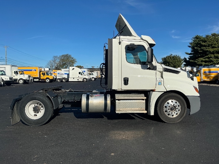 2020 Freightliner Cascadia in Lexington, KY — photo 8