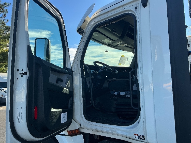 2020 Freightliner Cascadia in Lexington, KY — photo 9