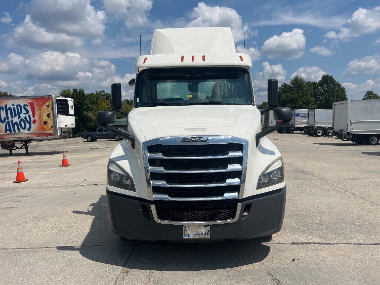 2020 Freightliner Cascadia in Hammond, LA — photo 2
