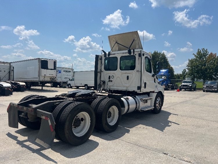 2020 Freightliner Cascadia in Hammond, LA — photo 7