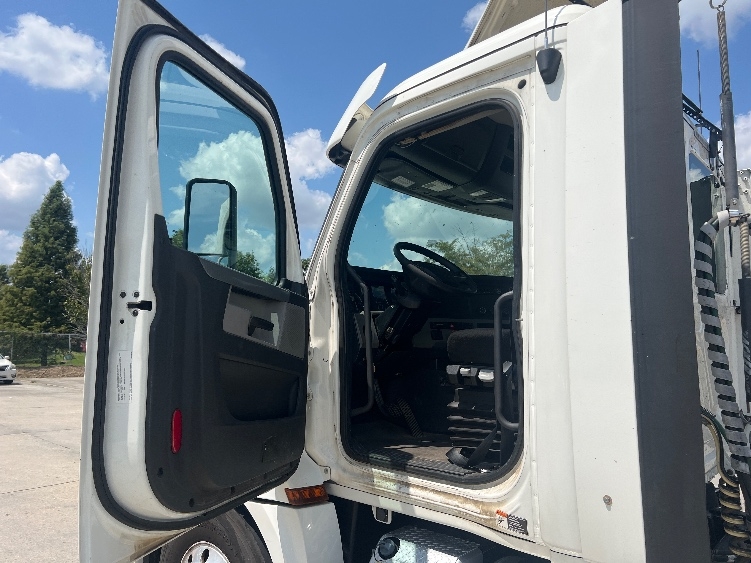2020 Freightliner Cascadia in Hammond, LA — photo 9
