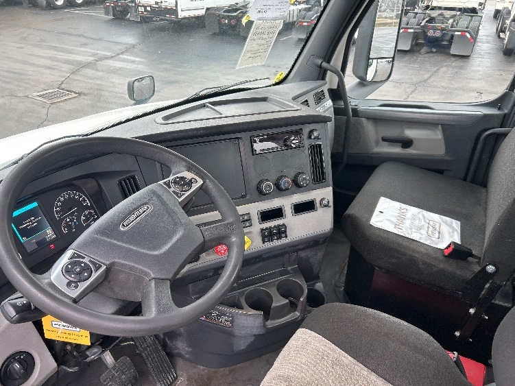 2020 Freightliner Cascadia in Piqua, OH — photo 10