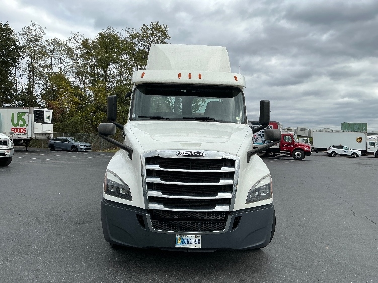 2020 Freightliner Cascadia in Harrisburg, PA — photo 2