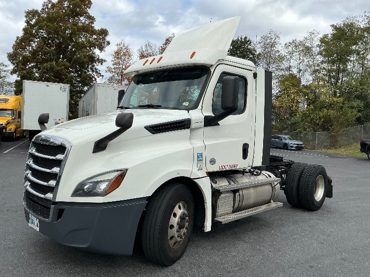 2020 Freightliner Cascadia in Harrisburg, PA — photo 3