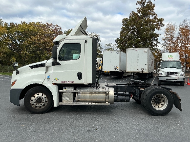2020 Freightliner Cascadia in Harrisburg, PA — photo 4