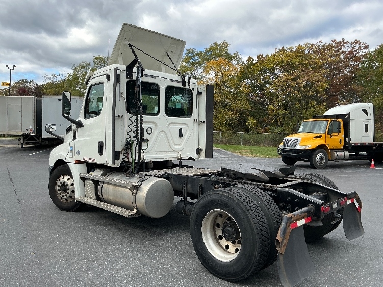 2020 Freightliner Cascadia in Harrisburg, PA — photo 5