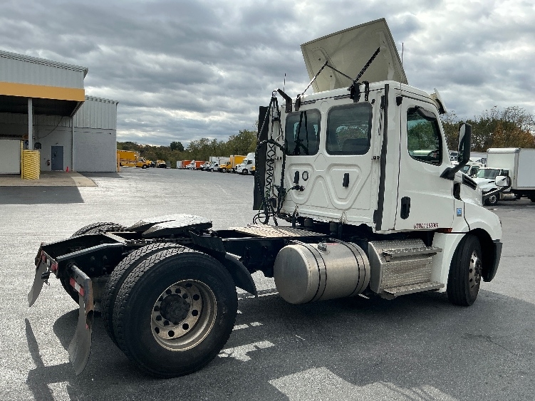 2020 Freightliner Cascadia in Harrisburg, PA — photo 7