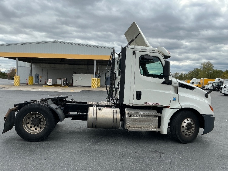 2020 Freightliner Cascadia in Harrisburg, PA — photo 8