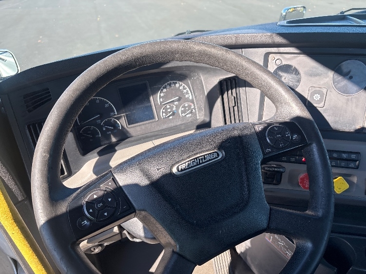 2020 Freightliner Cascadia in Cranbury, NJ — photo 10