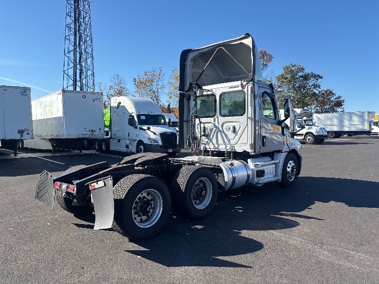2020 Freightliner Cascadia in Cranbury, NJ — photo 7