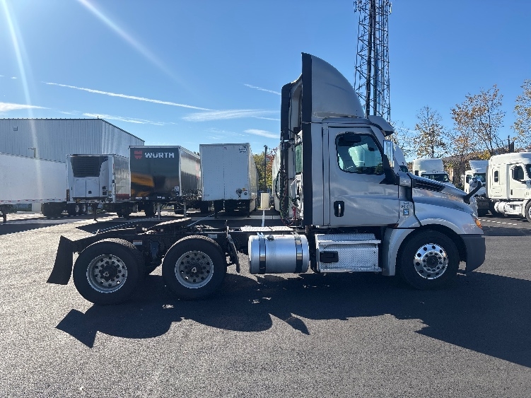 2020 Freightliner Cascadia in Cranbury, NJ — photo 8