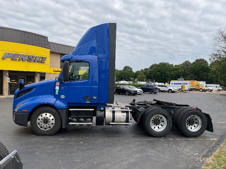 2020 Volvo VNL 300 in Memphis, TN — photo 4