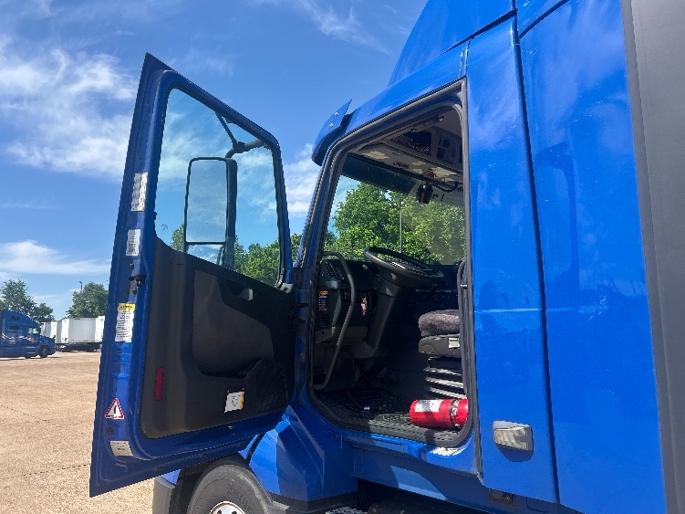 2020 Volvo VNL 300 in Memphis, TN — photo 9