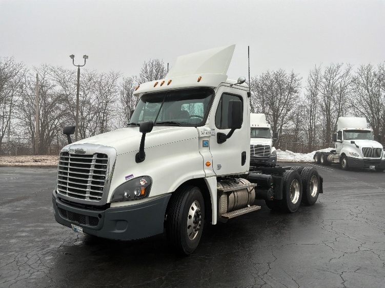 2020 Freightliner Cascadia in Harrisburg, PA — photo 3