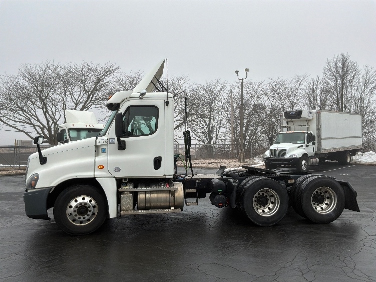 2020 Freightliner Cascadia in Harrisburg, PA — photo 4