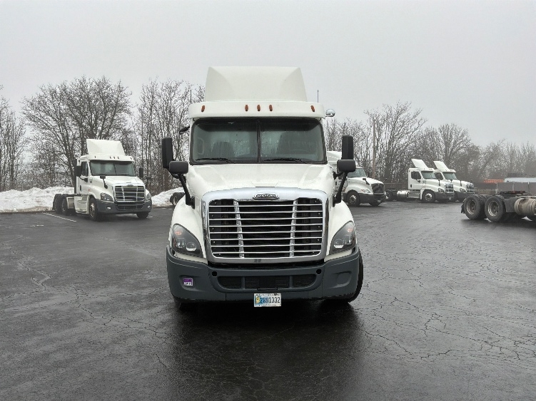 2020 Freightliner Cascadia in Harrisburg, PA — photo 2