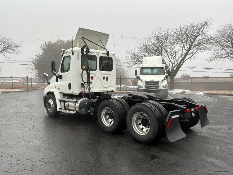 2020 Freightliner Cascadia in Harrisburg, PA — photo 5