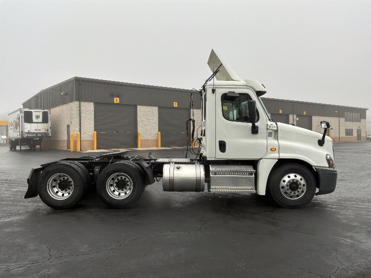 2020 Freightliner Cascadia in Harrisburg, PA — photo 8