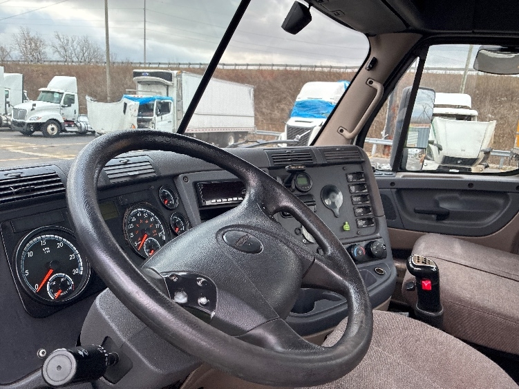 2020 Freightliner Cascadia in Valparaiso, IN — photo 10