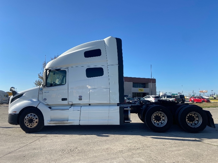 2020 Volvo VNL 760 in San Antonio, TX — photo 4