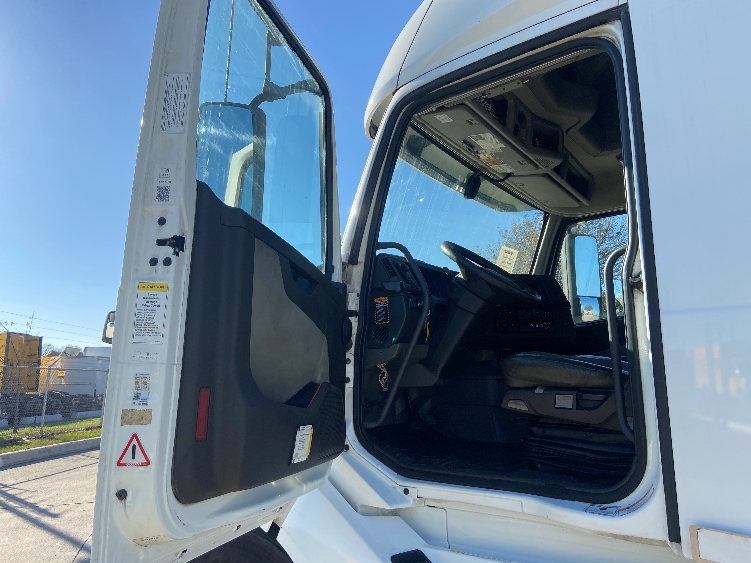 2020 Volvo VNL 760 in San Antonio, TX — photo 9