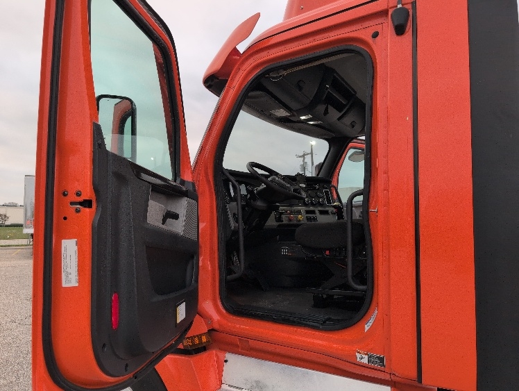 2020 Freightliner Cascadia in San Antonio, TX — photo 9