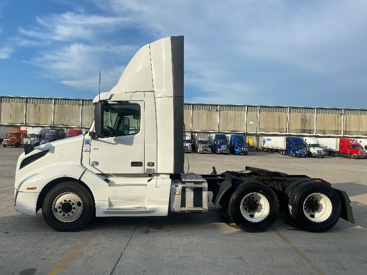 2020 Volvo VNL 300 in Bessemer, AL — photo 4