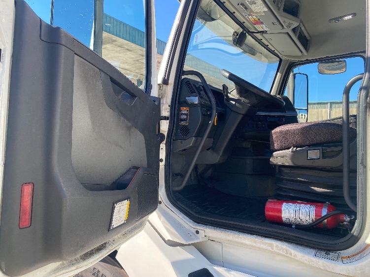 2020 Volvo VNL 300 in Bessemer, AL — photo 9