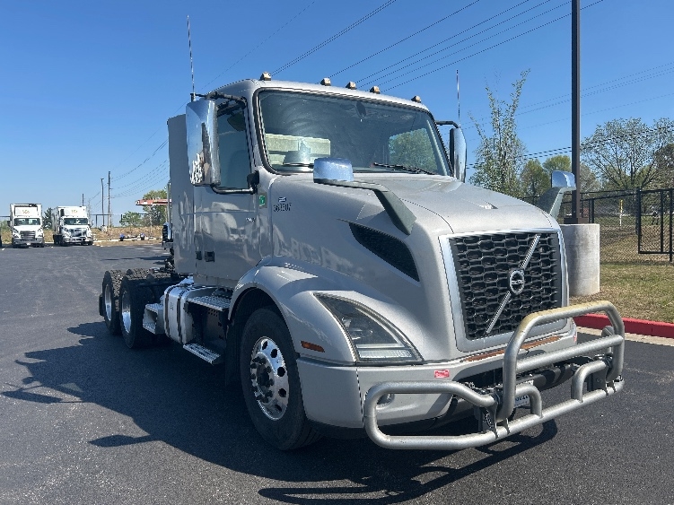 2020 Volvo VNR 640